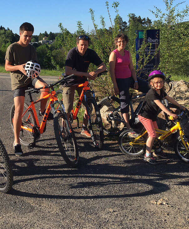 Randonnées en vélos lors de vos vacances en famille au camping en Auvergne les Murmures du Lignon, camping labellisé Famille Plus