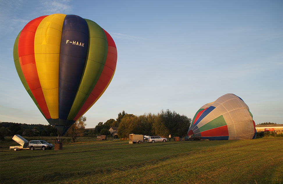 Activités aériennes en Montgolfière, autour du camping Les Murmures du Lignon en Auvergne