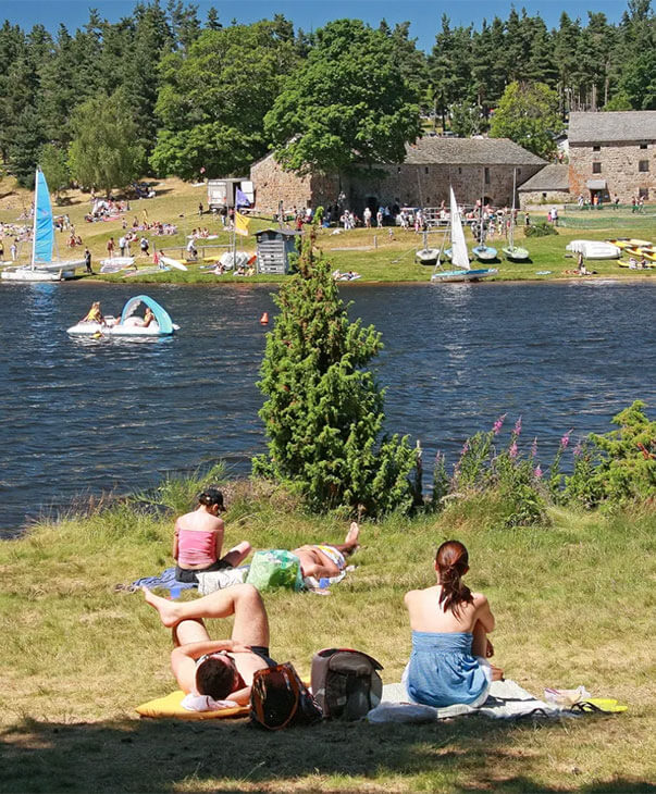 Le plan d’eau de Bathelane à seulement 900 mètres du camping Les Murmures du Lignon en Auvergne