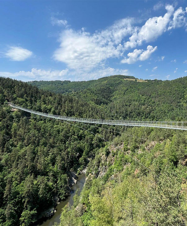 La passerelle Himalayenne des gorges du Lignon, aux alentours du camping Les Murmures du Lignon en Auvergne