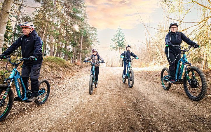 Balade en trottinette électrique aux alentours du camping Les Murmures du Lignon en Auvergne