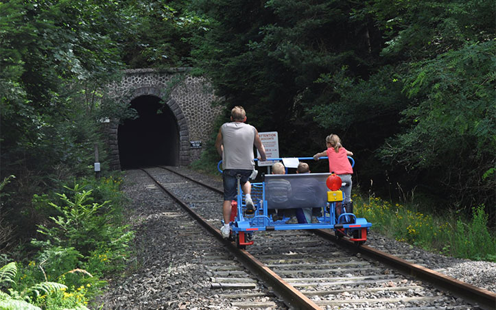 Le vélo rail de Dunières aux alentours du camping Les Murmures du Lignon en Haute-Loire