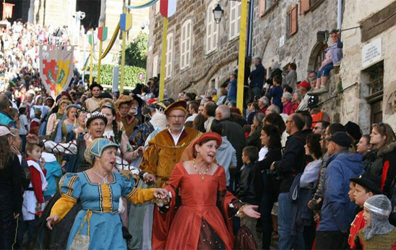 Camping en Auvergne Les Murmures du Lignon. Fête du Roi de l’Oiseau