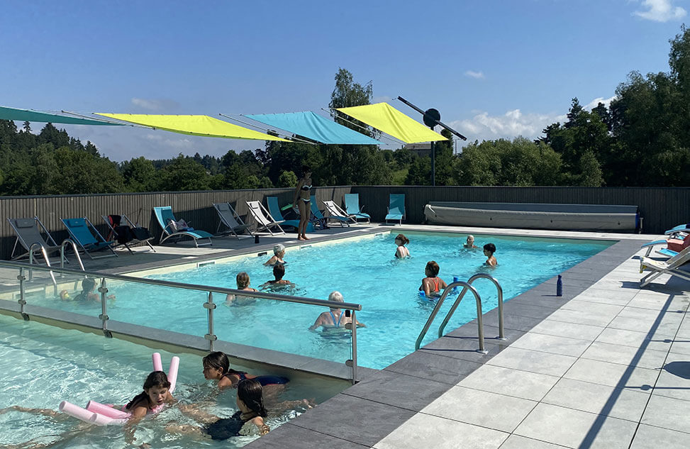 Réveil aquatique à la piscine du camping à Tence Les Murmures du Lignon