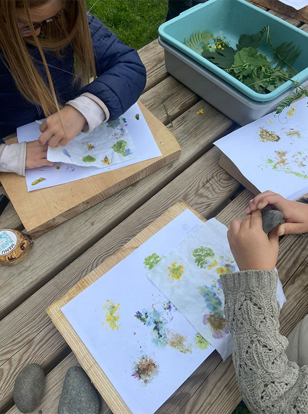 Activité peinture au camping Les Murmures du Lignon à Tence en Haute-Loire