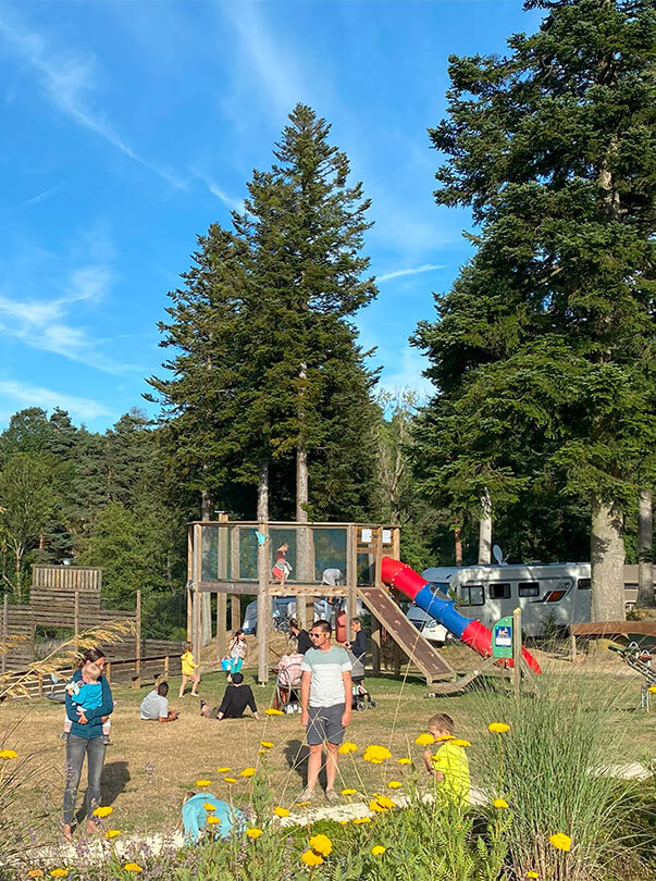 Aires de jeux pour tous les âges au camping Les Murmures du Lignon en Auvergne