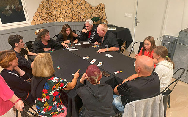 Jeux et activités en intérieurs dans la salle de loisirs, du camping Les Murmures du Lignon à Tence en Haute-Loire