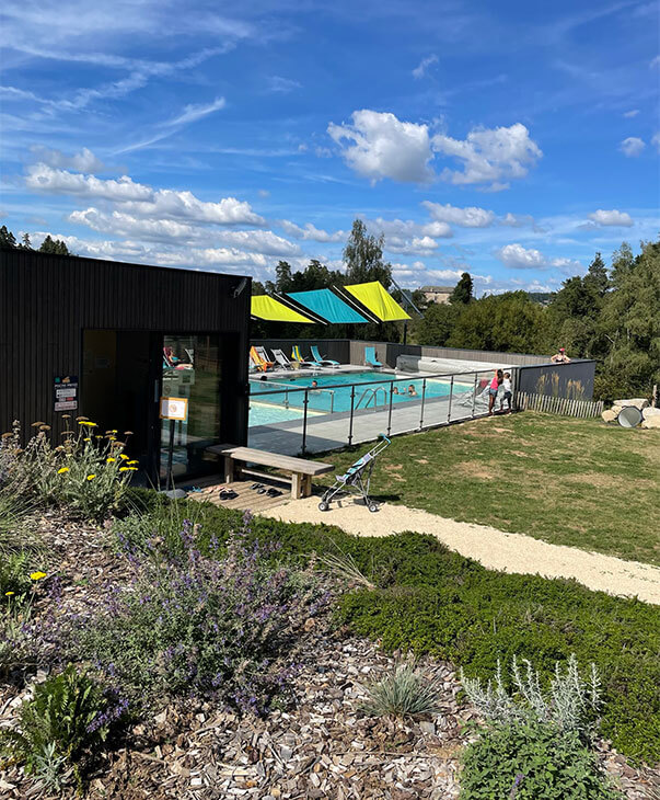 Détente et bien-être à la piscine chauffée camping Les Murmures du Lignon en Auvergne