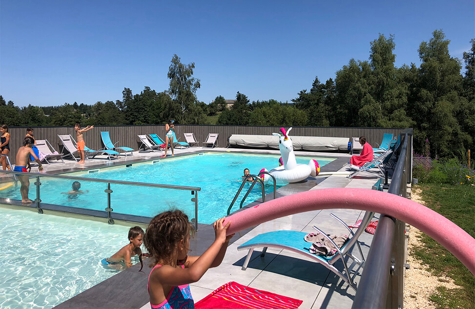 La piscine chauffée du camping Les Murmures du Lignon près du Puy-en-Velay, pour des instants de relaxation