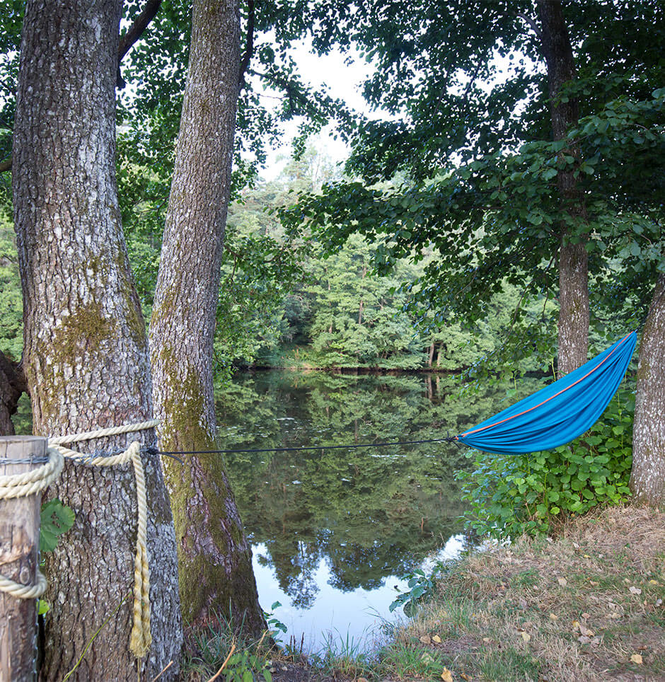 Glamping et camping traditionnel près du Puy-en-Velay, entre nature et détente au bord de l’eau