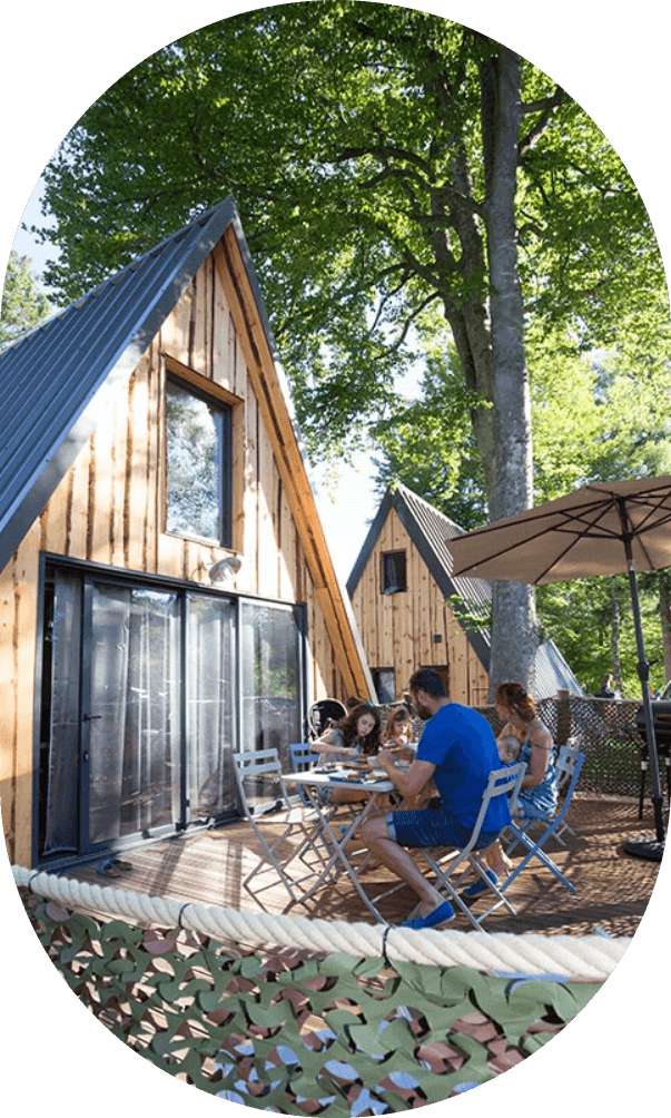 Chalet avec terrasse, en location au camping en Auvergne Les Murmures du Lignon