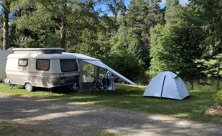 Emplacements spacieux pour tente et caravane au camping les Murmures du Lignon en Haute-Loire