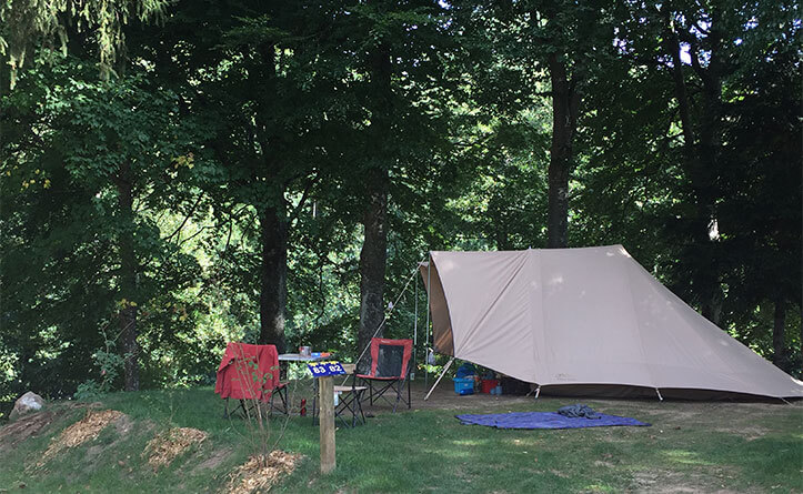 Emplacements spacieux pour tente au camping les Murmures du Lignon en Auvergne