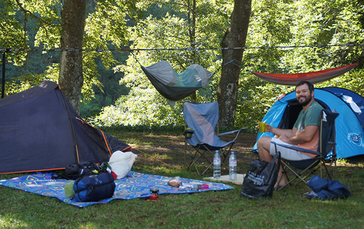 Pour votre tranquillité, le camping les Murmures du Lignon en Auvergne propose des emplacements sans véhicule