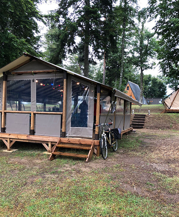 L’espace commun et barbecue en auto-gestion proposé au camping les Murmures du Lignon en Haute-Loire