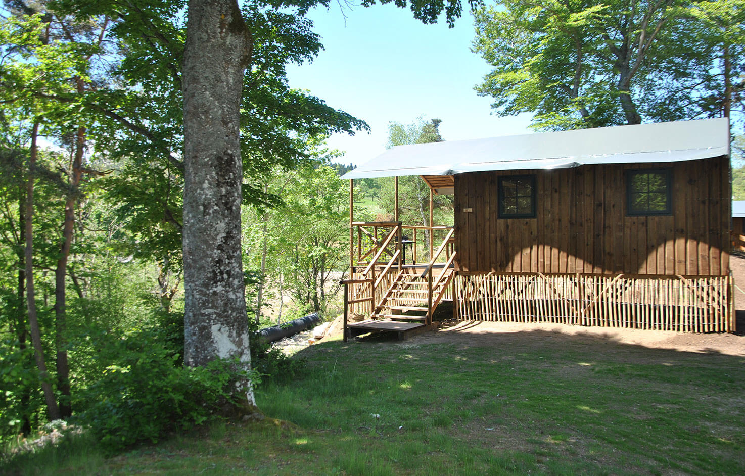 Grande cabane en location au camping en Haute-Loire Les Murmures du Lignon