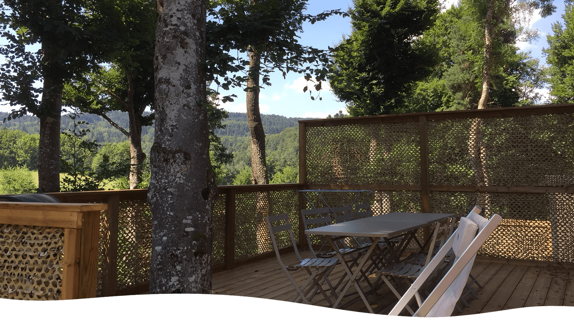 Terrasse mobil-home. Vivez une expérience nature en Auvergne au camping Les Murmures du Lignon