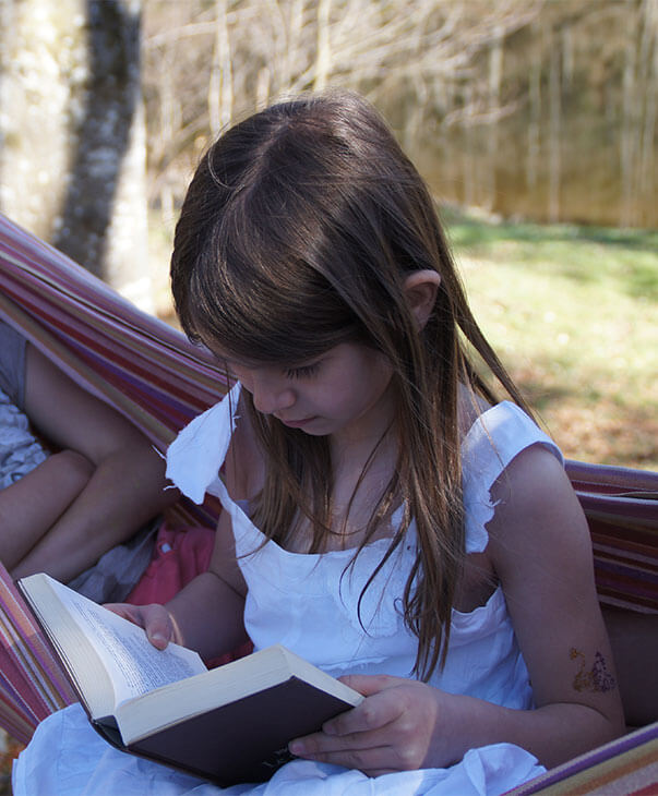 Loisirs et activités : pour petits et grands. Jeux, livres et vélos au camping Les Murmures du Lignon en Auvergne près du Puy-en-Velay