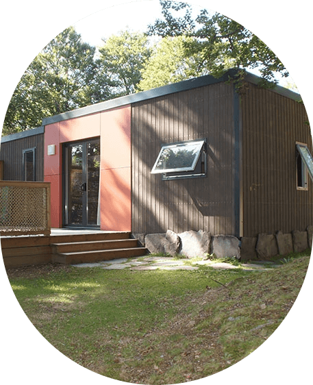 Vue extérieure du mobil-home-TAOS en location au camping les Murmures du Lignon en Auvergne, le confort haut de gamme