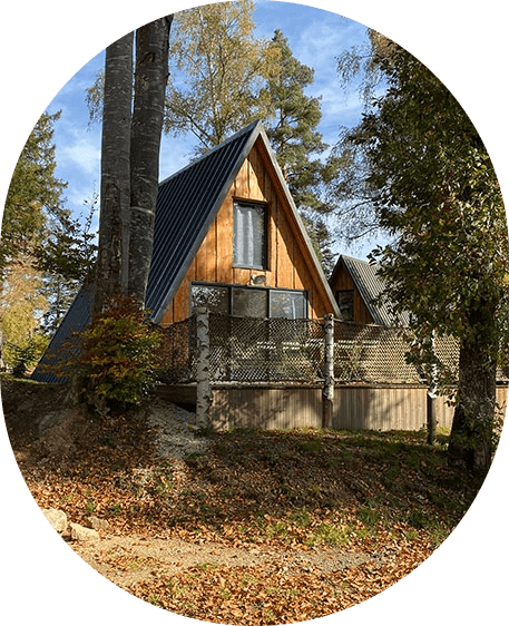 Vue extérieure du chalet en location au camping les Murmures du Lignon en Haute-Loire, entre authenticité et chaleur