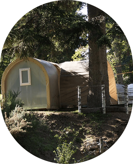 Vue extérieure du coco Sweet, en location au camping les Murmures du Lignon en Auvergne