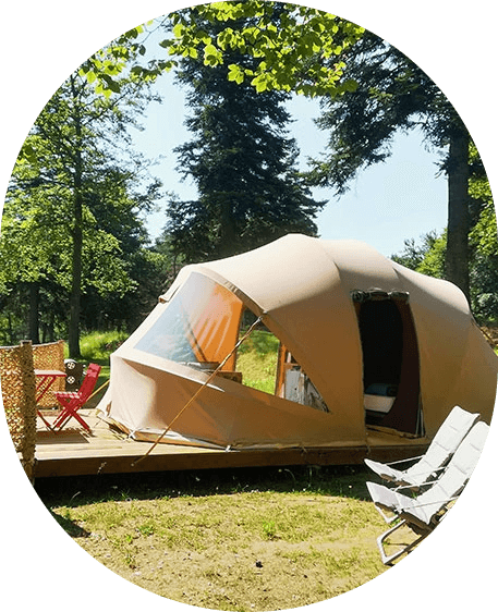 Vue extérieure de la tente Ecochique, en location au camping les Murmures du Lignon en Auvergne