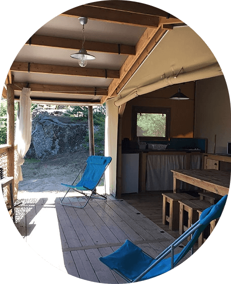 Vue intérieure de la tente Safari Cotton avec terrasse, en location au camping les Murmures du Lignon en Auvergne