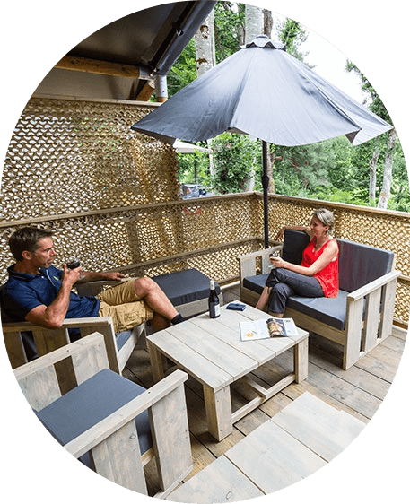 Vue de la tente Safari Premium avec terrasse, en location au camping les Murmures du Lignon en Auvergne