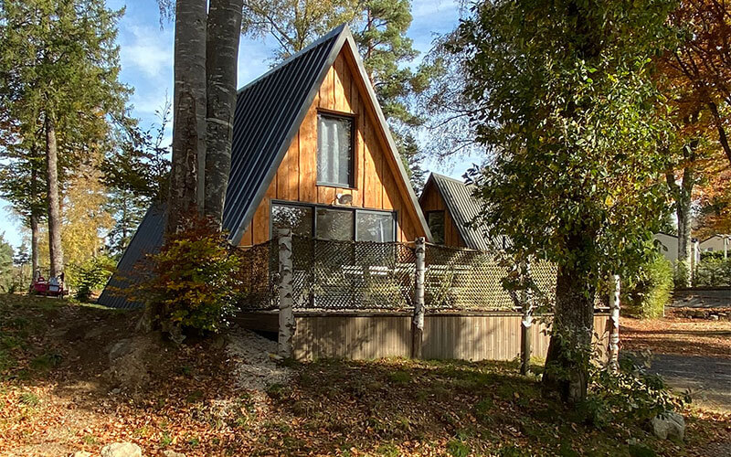 Vue extérieure du chalet en location au camping Les Murmures du Lignon en Haute-Loire