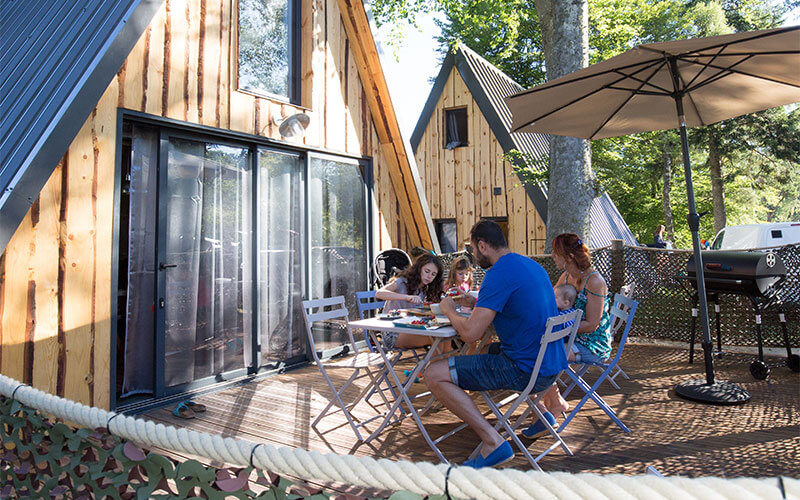 Terrasse du chalet, en location au camping Les Murmures du Lignon en Haute-Loire