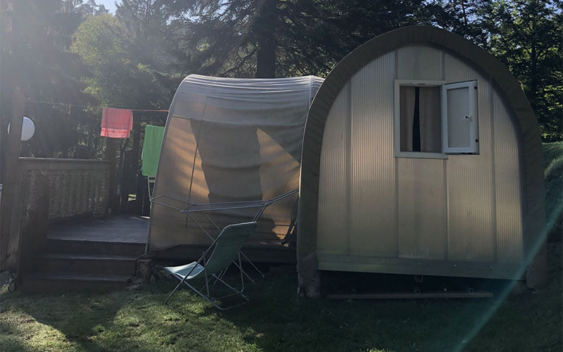 Vue extérieure avec terrasse du mobil-home Coco Sweet en location au camping les Murmures du Lignon en Haute-Loire