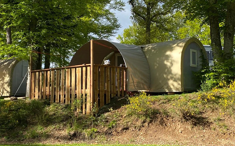 Vue extérieure du mobil-home Coco Sweet, en location au camping les Murmures du Lignon en Auvergne