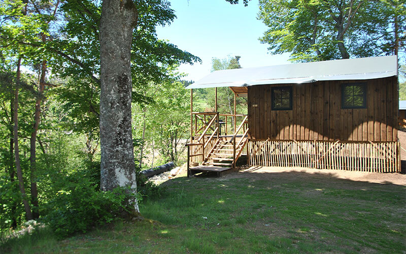 Vue extérieure de la grande cabane, en location au camping Les Murmures du Lignon en Auvergne