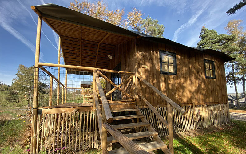 Accès à la terrasse de la grande cabane, en location au camping Les Murmures du Lignon en Haute-Loire