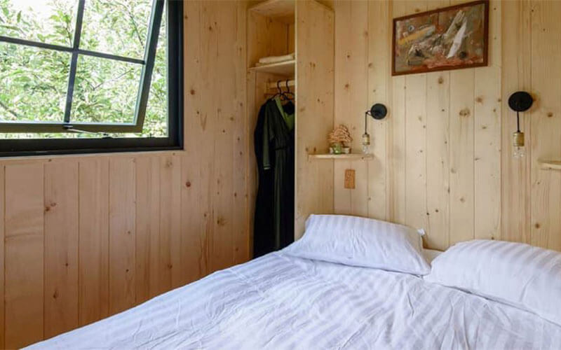 Chambre avec lit deux personnes de la grande cabane, en location au camping Les Murmures du Lignon