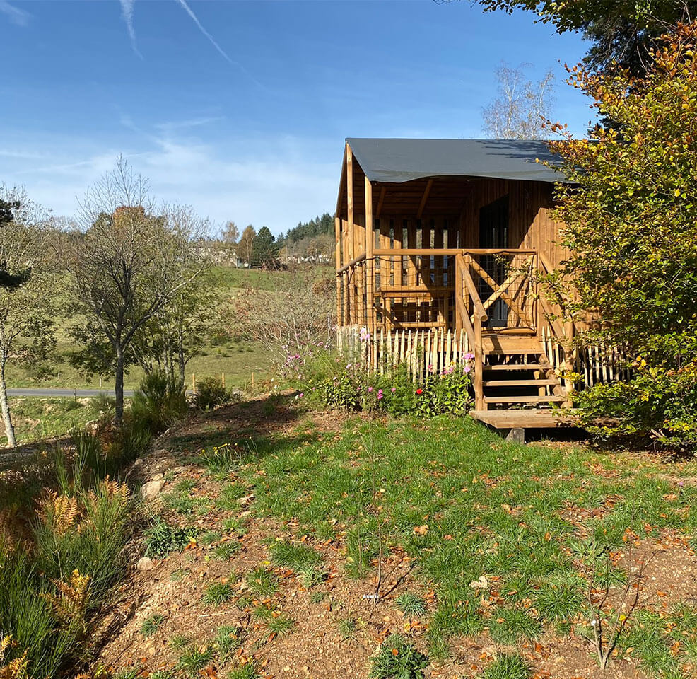 Location Grande Cabane en Auvergne, un hébergement insolite et tout confort, au camping Les Murmures du Lignon en Haute-Loire