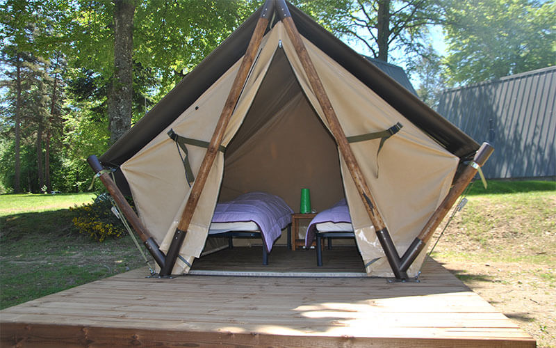 Vue extérieure de la Mini-tente Nomade avec 2 lits, en location hébergement insolite près du Puy-en-Velay, au camping Les Murmures du Lignon