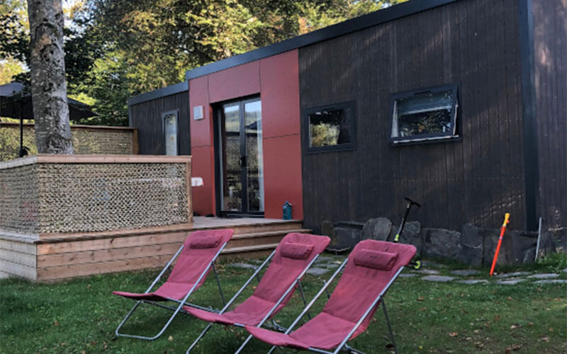 Vue extérieure du mobil Home TAOS au camping Les Murmures du Lignon en Haute-Loire