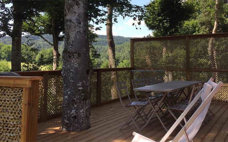 Terrasse du mobil Home TAOS au camping Les Murmures du Lignon à Tence 