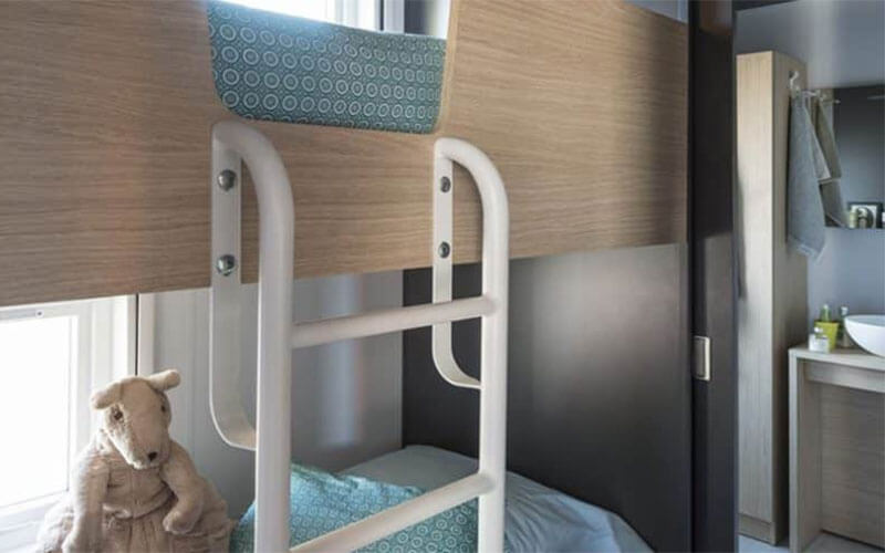 Chambre avec lit superposé du mobil-home TAOS au camping Les Murmures du Lignon en Haute-Loire