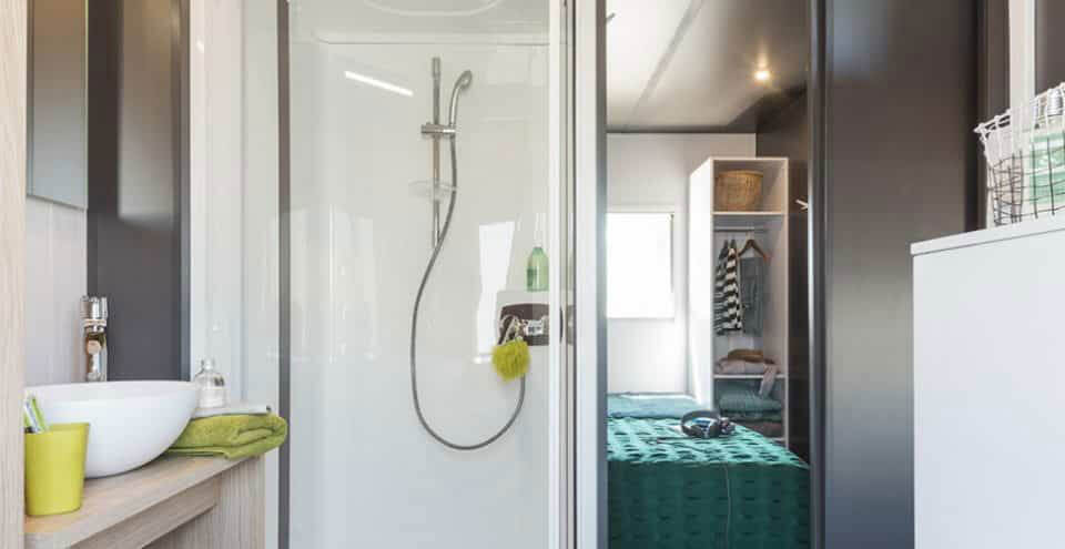 Salle d’eau du mobil-home TAOS au camping Les Murmures du Lignon en Auvergne