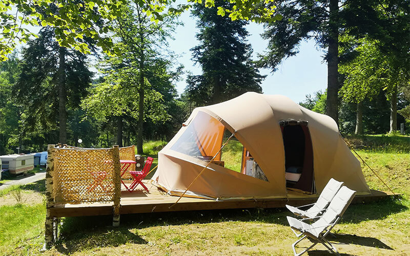 Tente Ecochique avec terrasse privée de 12 m² avec vue sur la rivière. Hébergement insolite en Auvergne