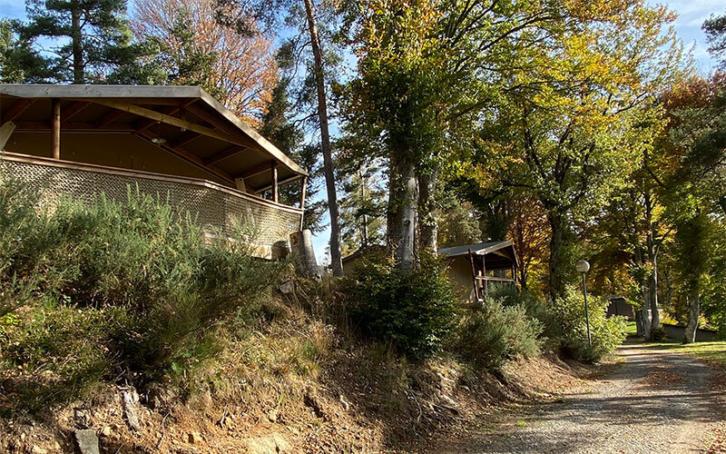 Vue extérieure tente Safari Cotton en location au camping Les Murmures du Lignon en Auvergne