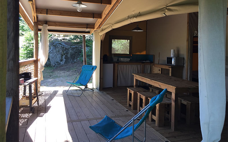 Terrasse de la tente Safari Cotton en location au camping Les Murmures du Lignon en Haute-Loire