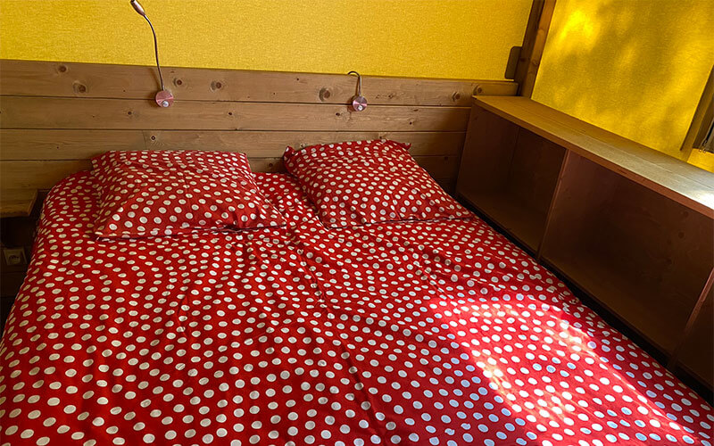 Tente Safari Cotton en location au camping Les Murmures du Lignon en Haute-Loire : chambre avec lit deux personnes