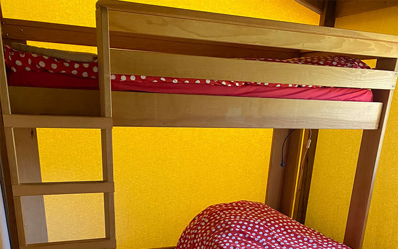 Chambre avec lit superposé de la tente Safari Cotton en location au camping Les Murmures du Lignon à Tence 