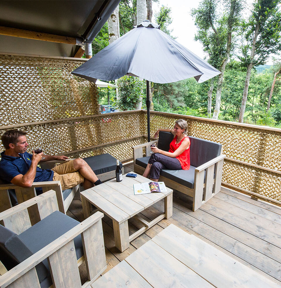 Tente Safari Premium avec terrasse, le charme du glamping en Haute-Loire