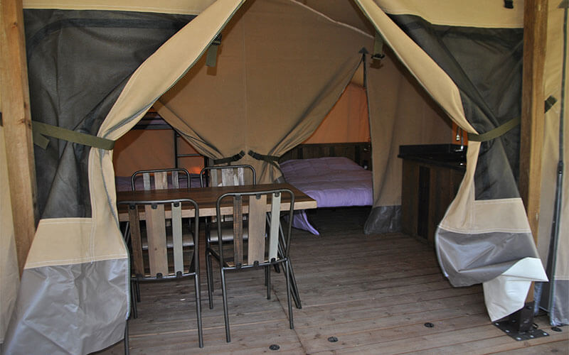 Tente Safari Trappeur avec salon et chambre avec lit deux places : location hébergement insolite près du Puy-en-Velay